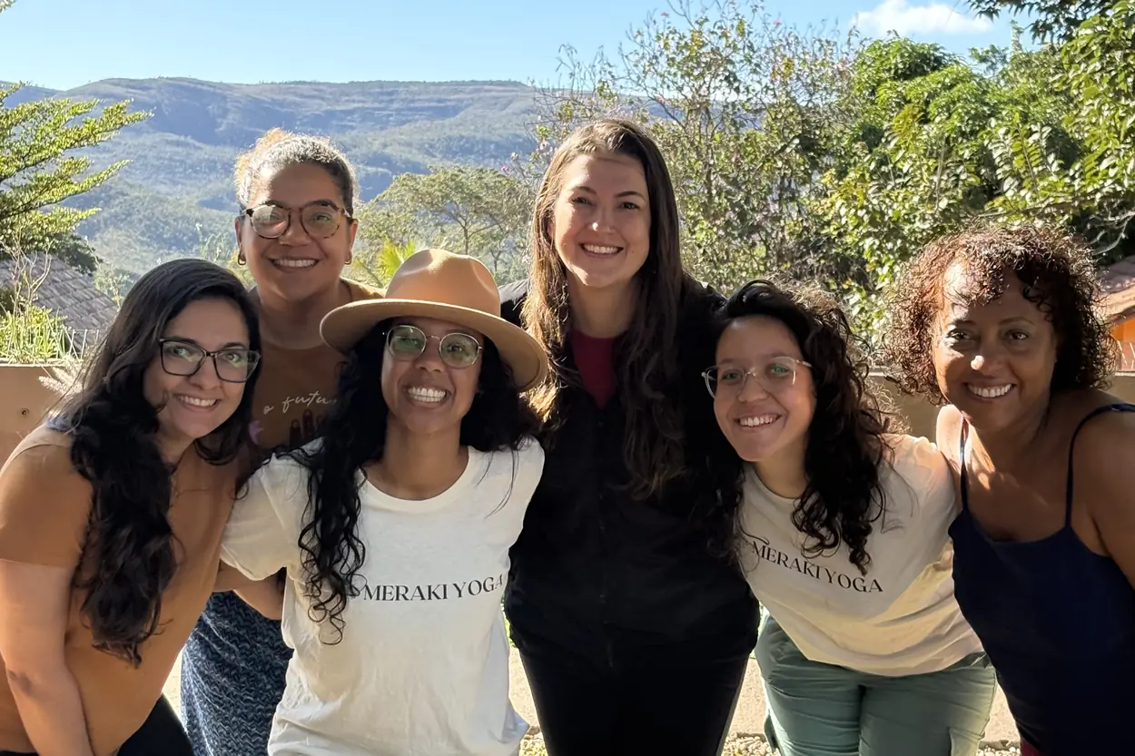 Grupo do retiro de yoga do Meraki reunido diante do vale da Chapada dos Veadeiros