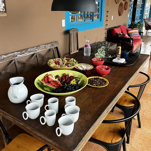 Mesa posta com frutas e chá antes da prática de yoga da manhã